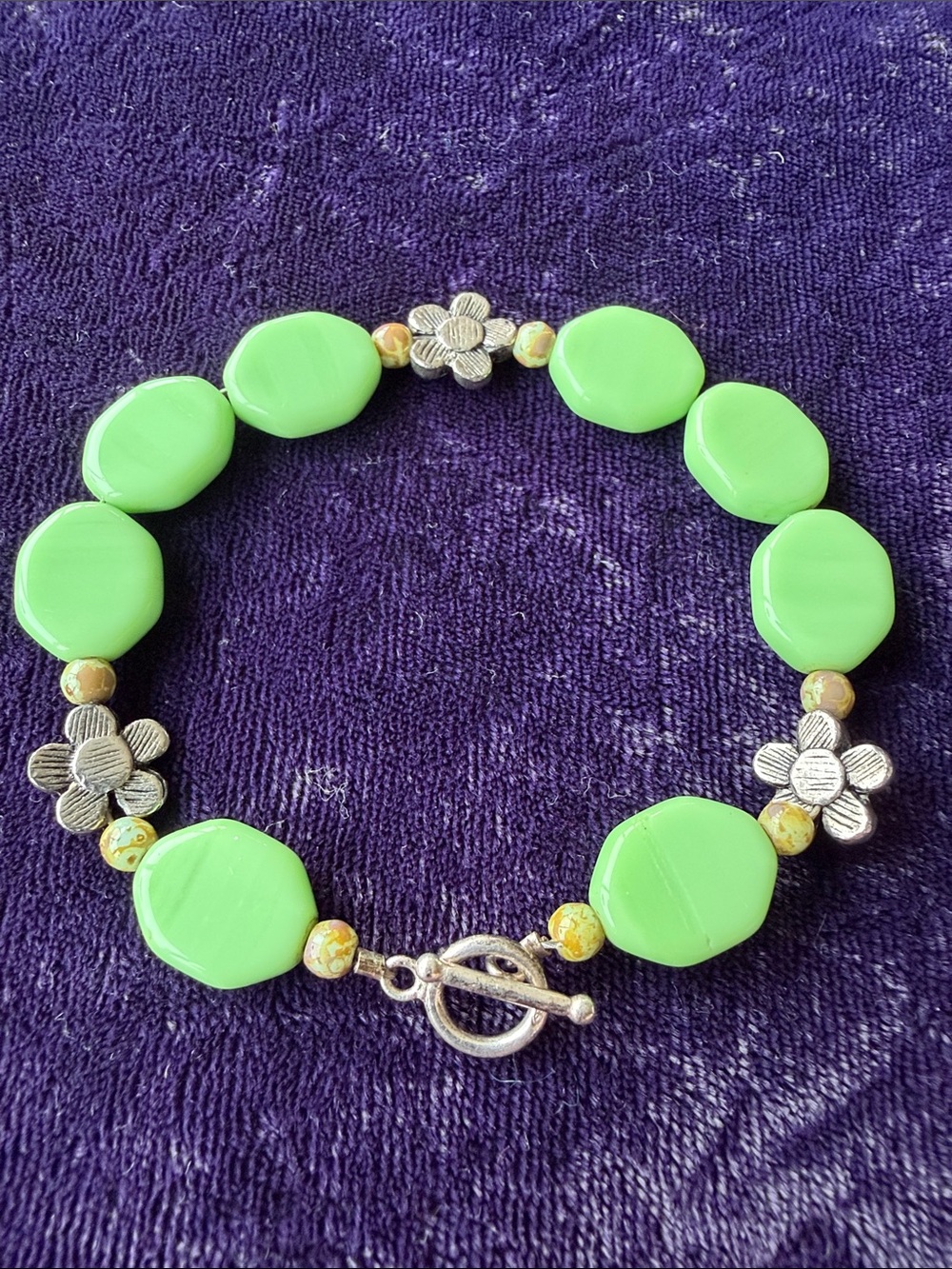 Vintage 925 sterling silver toggle bracelet with flowers and green artglass
